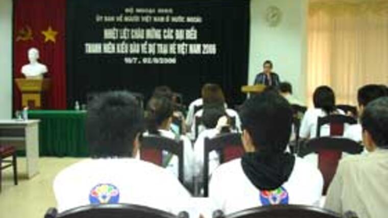 Lãnh đạo Uỷ ban về người Việt Nam ở nước ngoài gặp gỡ Đoàn thanh niên Việt kiều tham dự Trại hè Việt Nam 2006